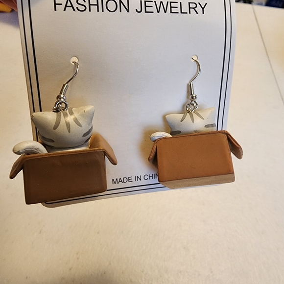 Cat in a Chinese food carryout box fish hook earrings NWT - Picture 3 of 6